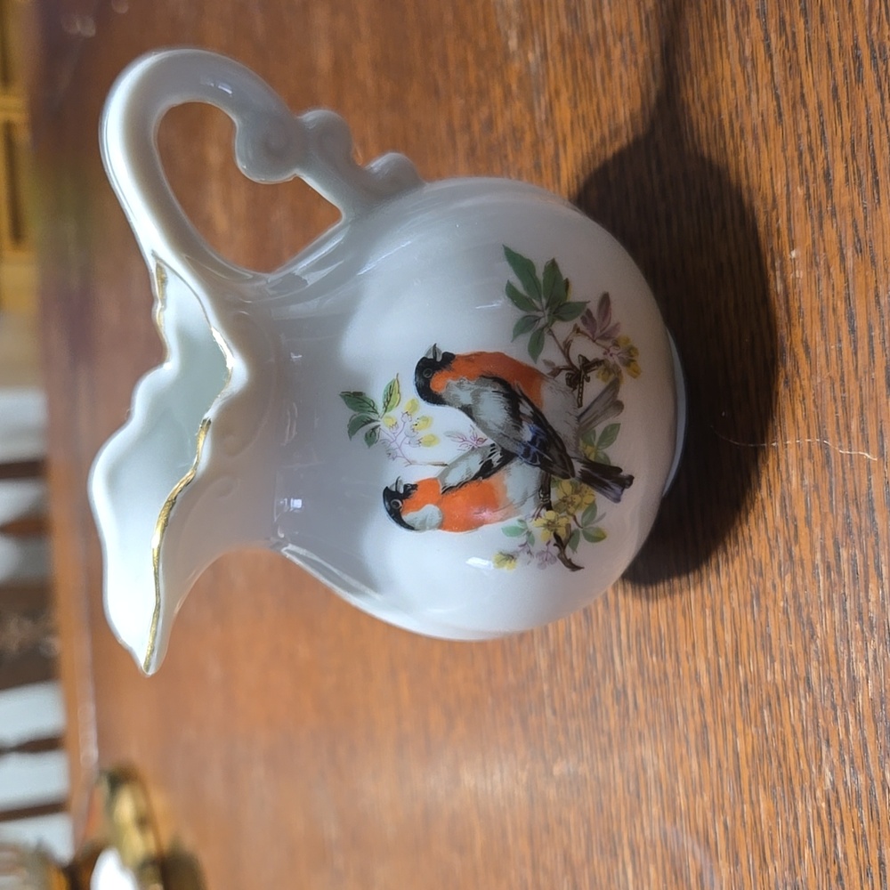 Tiny pitcher/creamer dish